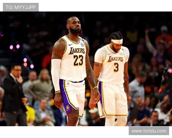 詹姆斯伤愈复出领衔湖人三巨头迎战勇士，东部排名激烈竞争引关注